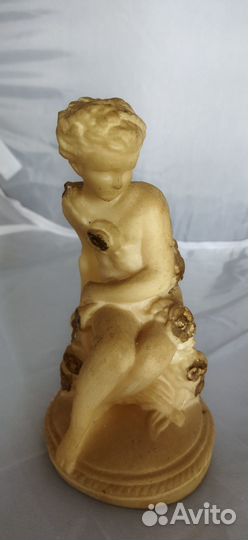 Статуэтка Девушка с розами