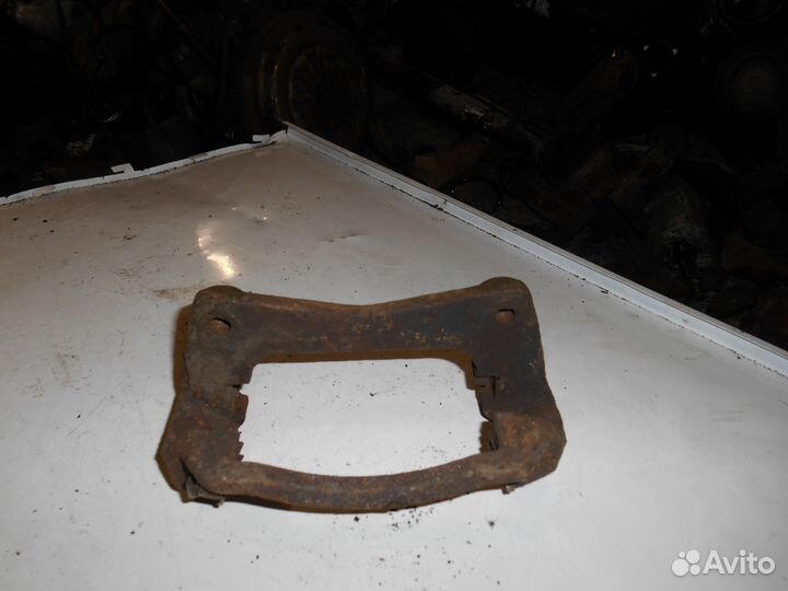 Скоба переднего правого суппорта Toyota Carina E