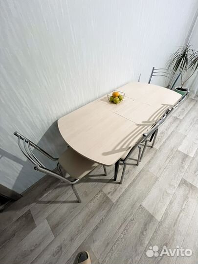 Раскладной стол и кожанные стулья