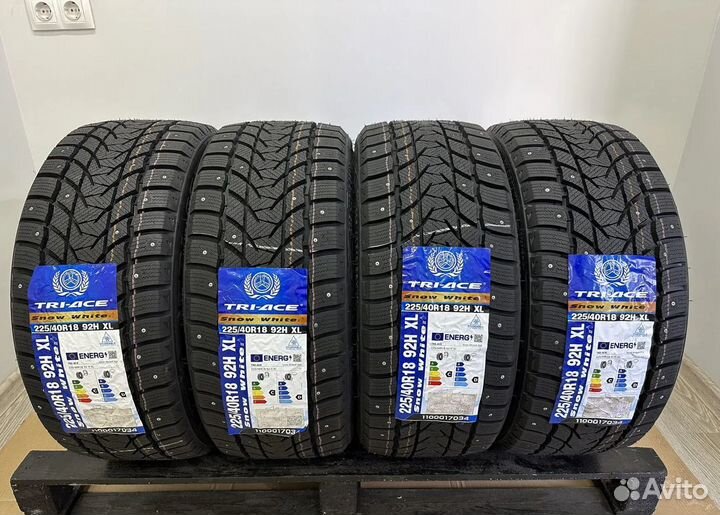 Tri Ace Snow White II 225/40 R18 69H