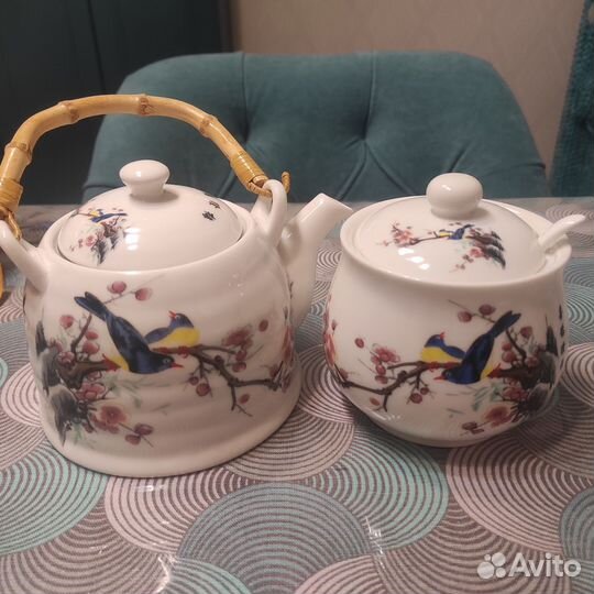 Заварочный чайник и сахарница с ложкой