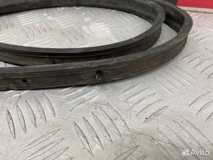 Б/У уплотнительная резинка жабо передний Mazda