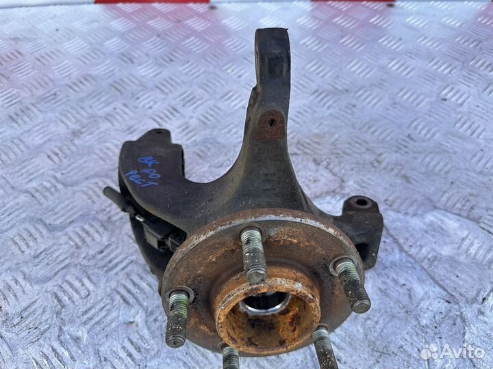 Кулак передний левый Mazda 3 BK До рестайлинг