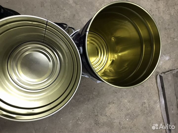 Железное ведро с крышкой