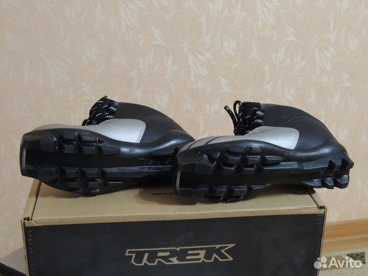 Зимние виды спорта. детские лыжные ботинки. размер