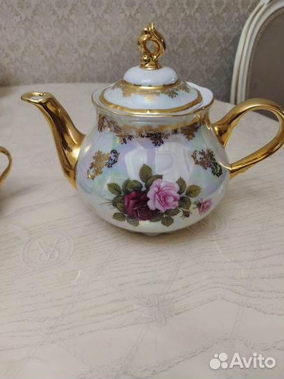 Чайник и сахарница