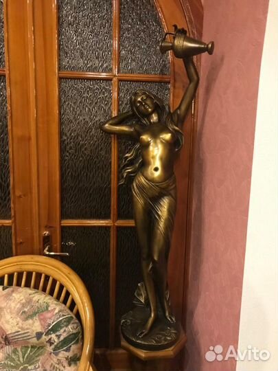 Статуя Девушка с кувшином