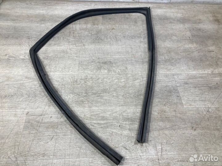 Уплотнитель двери передний левый Renault Logan