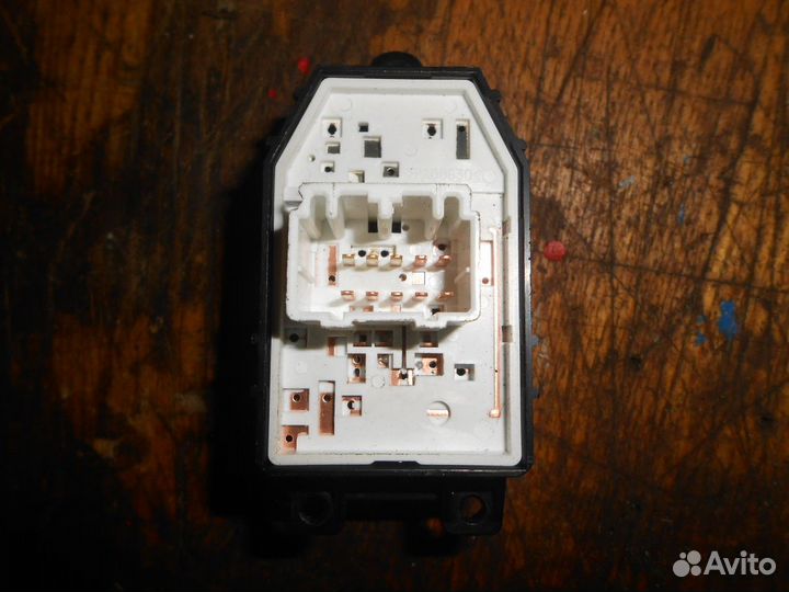 Переключатель регулировки зеркала