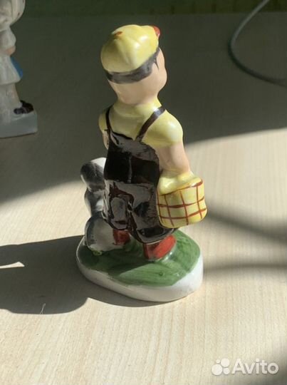 Фарфоровая статуэтка «мальчик с собакой»
