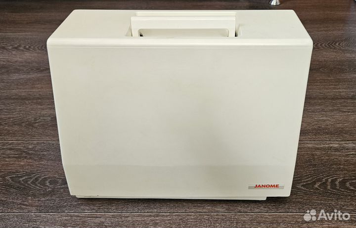 Швейная машина Janome