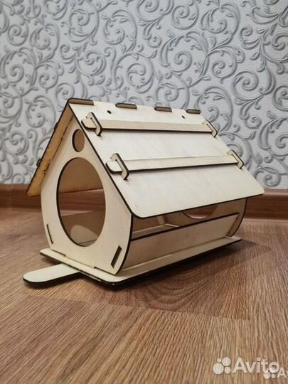 Кормушка из дерева для птиц