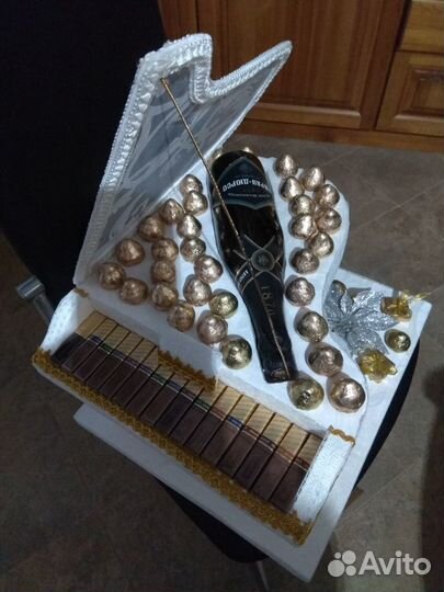 Рояль, корабль с конфетами