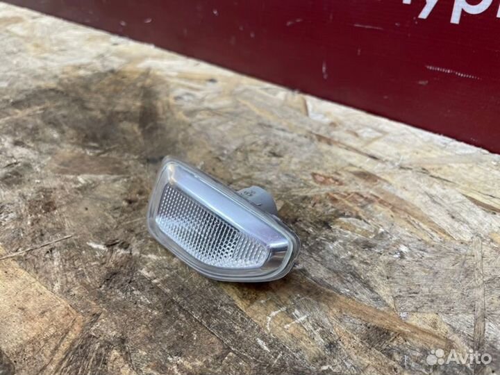 Повторитель поворота правый Renault Logan