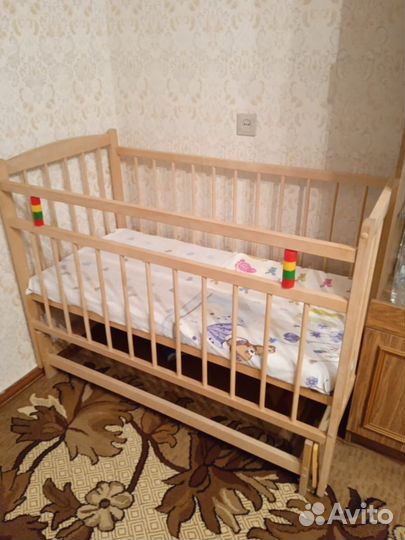 Детская кроватка с поперечным маятником