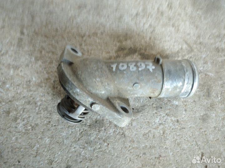 Крышка корпуса термостата, с термостатом. Nissan