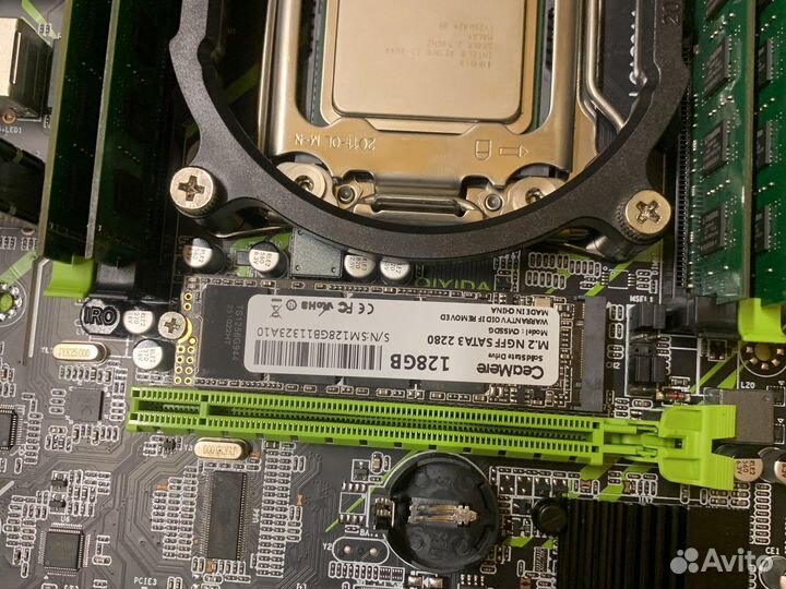 Материнская плата с процессором и памятью