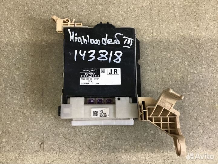 Блок предохранителей Toyota Highlander III 2013-20