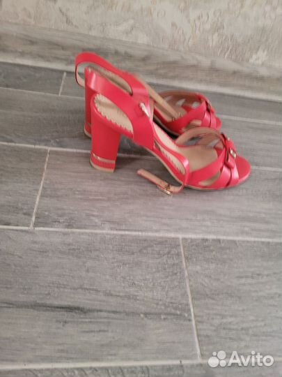 Босоножки женские