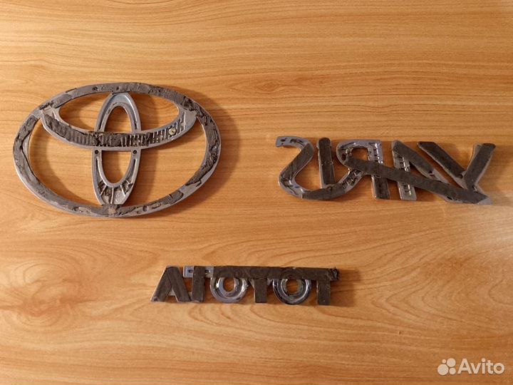 Эмблемы задней крышки багажника Toyota Yaris 1