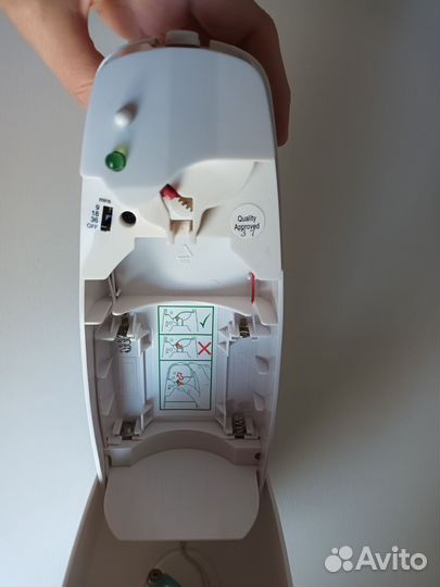 Аромадиффузор автоматический Airwick настенный