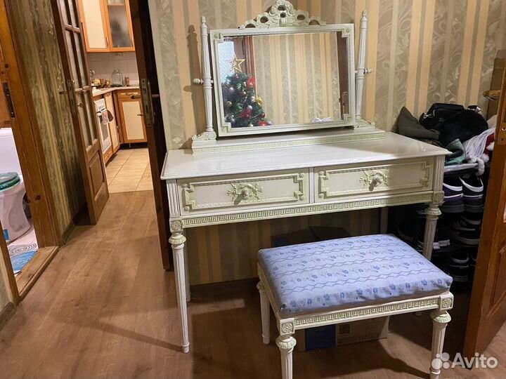 Трюмо с зеркалом