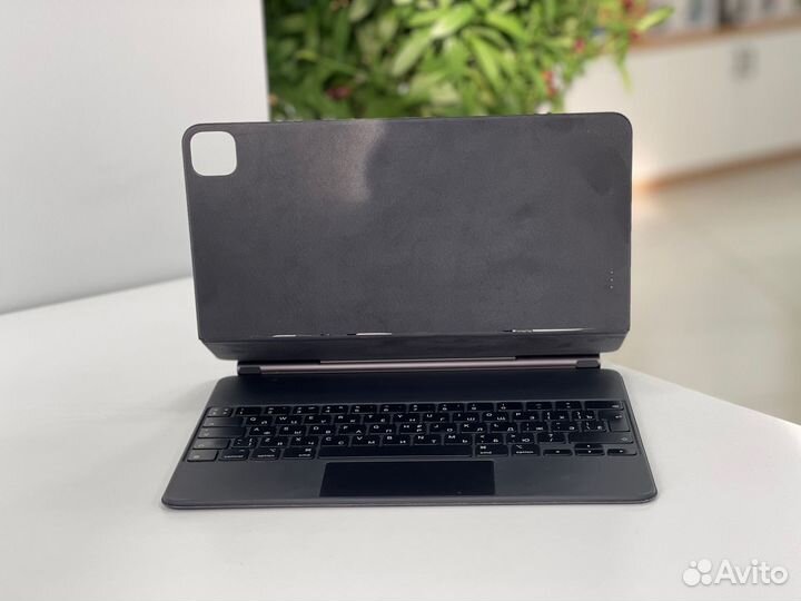 Чехол-клавиатура Apple Magic Keyboard для iPad Pro