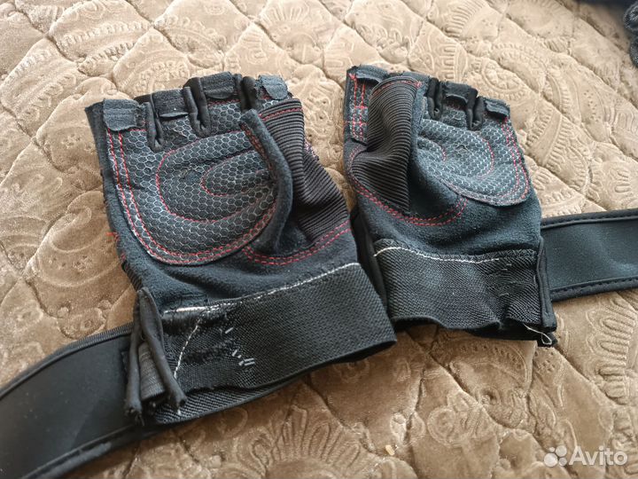 Спортивные блины, эспандер и перчатки