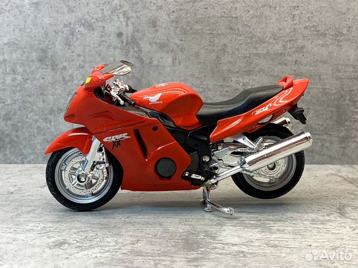 Коллекционная модель Honda CBR 1100XX 1:18