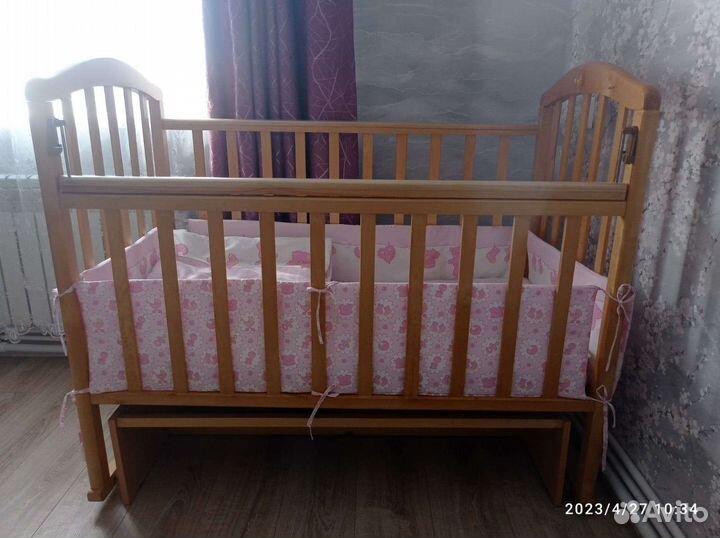 Детская кроватка с маятником
