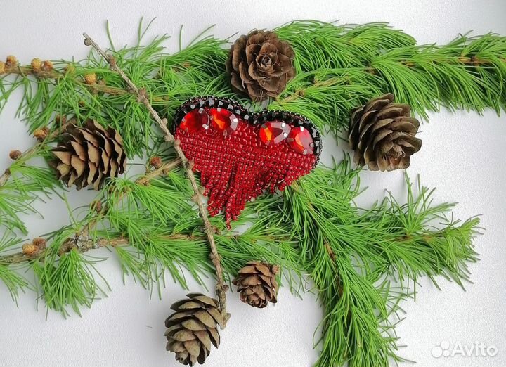 Брошь ручной работы из бисера 