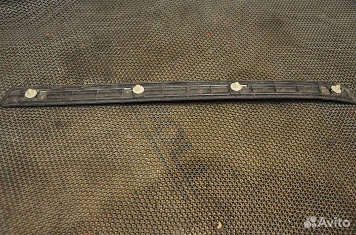 Накладка на порог передняя левая Toyota Kluger V