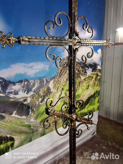 Крест на кладбище