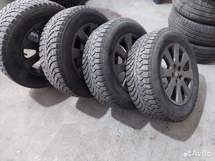 Nokian Tyres Hakkapeliitta 4 215/65 R16 102T