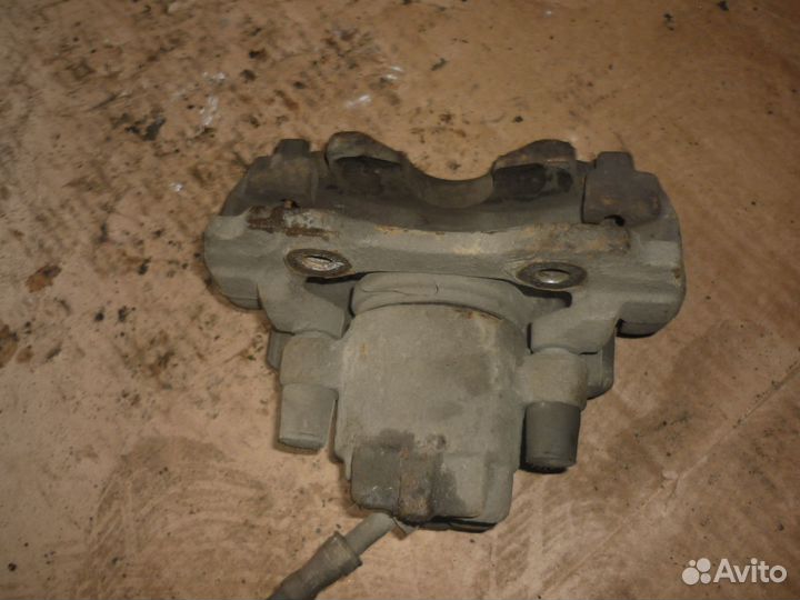 Суппорт передний правый Форд Мондео 2