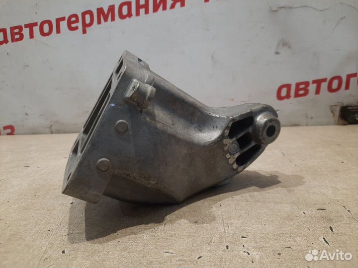 Кронштейн двигателя правый Mercedes E350 W212