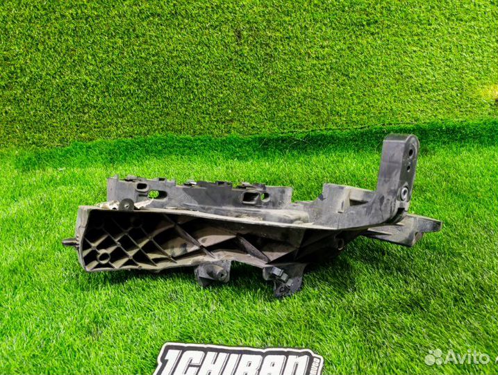 Крепление бампера переднее правое Jeep Grand