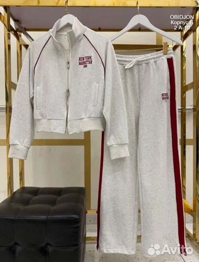 Раскошный с портивный костюм трëх нитка