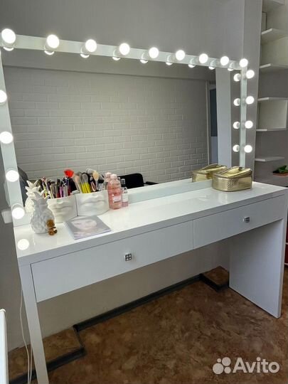 Гримерное зеркало с ящиками