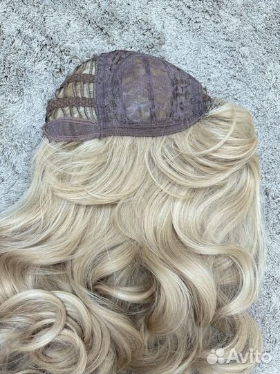 Парик блонд с челкой теплый русый