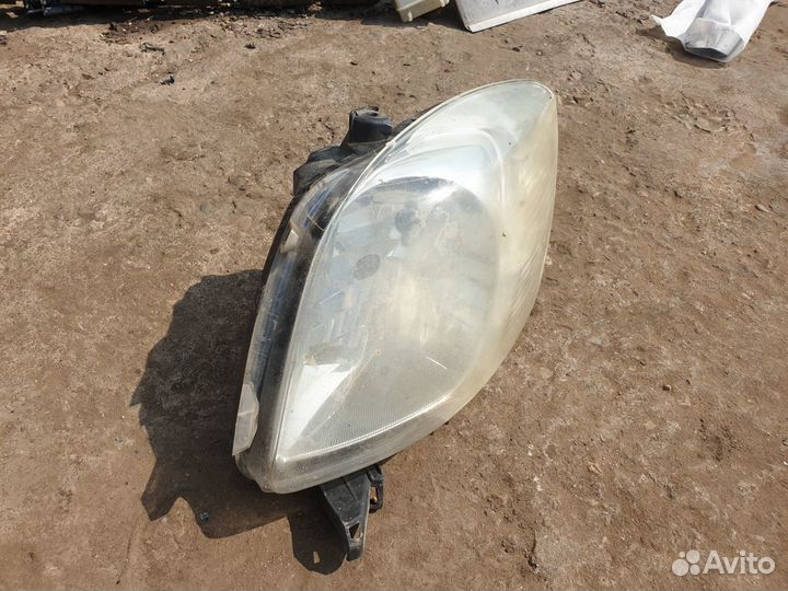 Фара правая Toyota Yaris Тойота Ярис 2005-2011г.в