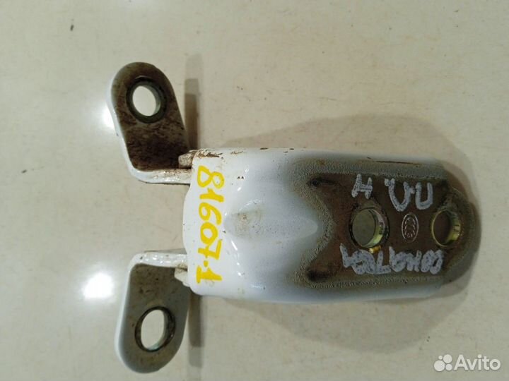 Петля двери(передняя правая нижняя)