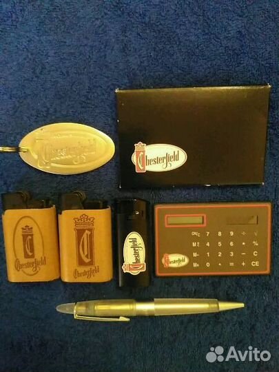 Зажигалки, ручка, калькулятор и брелок