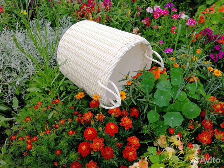 Кашпо из искусственного ротанга