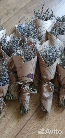 Сухоцветы лаванды в упаковочный бумаге