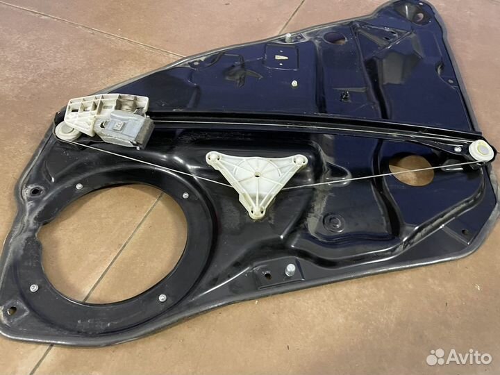Задний стеклоподъемник правый mercedes w164