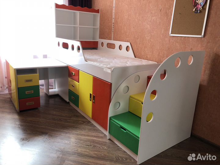 Детская кровать чердак со столом и шкафом