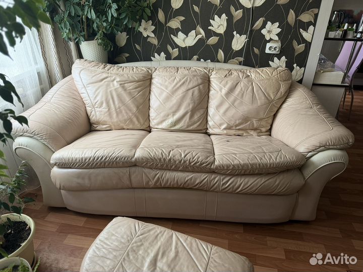 Диван раскладной кожанный с креслом и пуфом