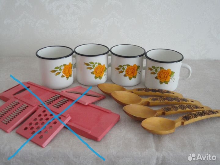 Кружки эмалированные, набор ложек деревянных