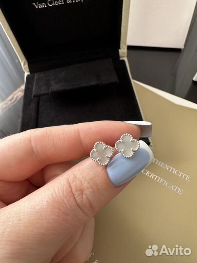 Серьги пусеты van cleef белое золото перламутр